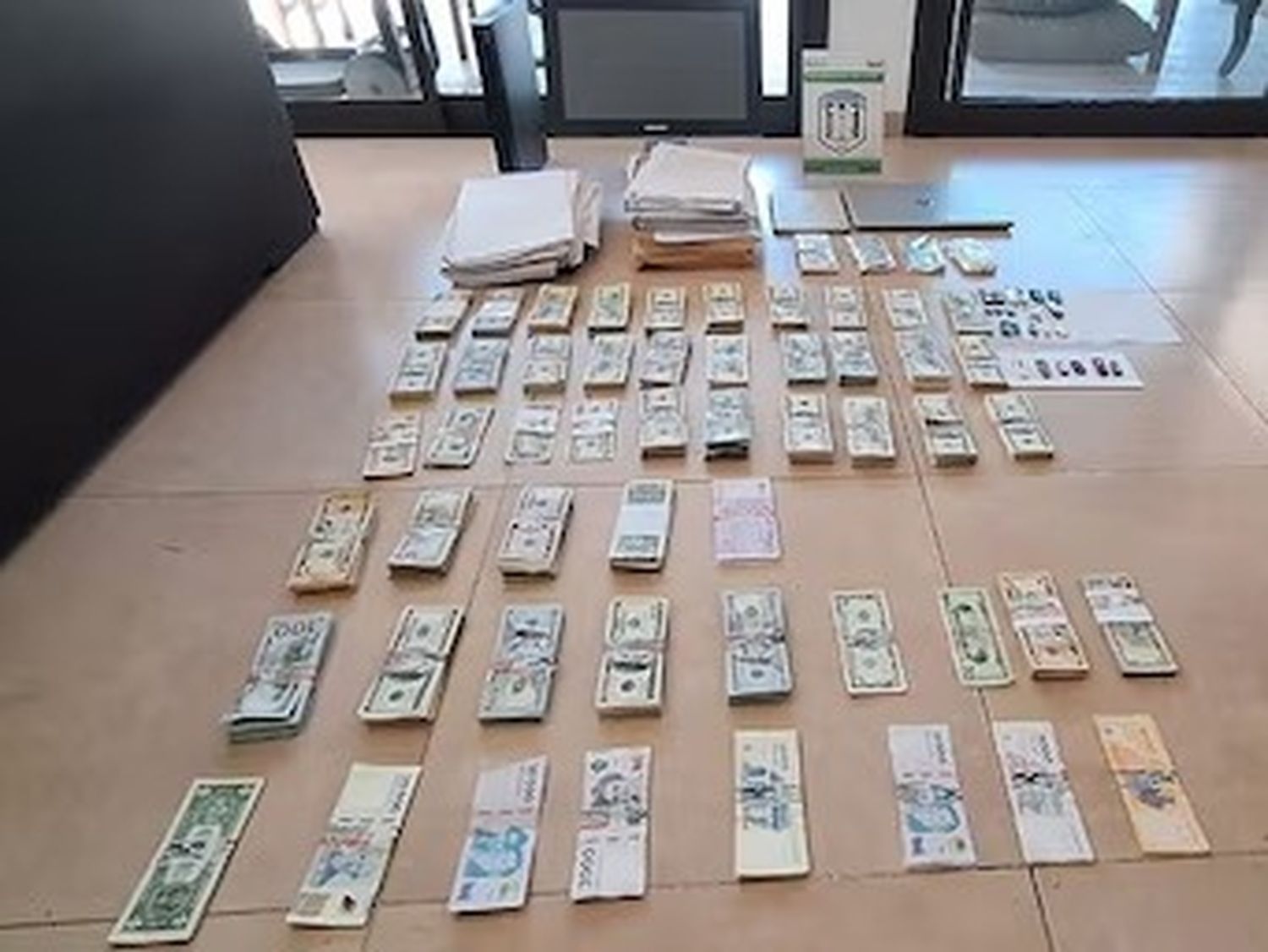 Durante el allanamiento se secuestraron pesos, dólares y euros.