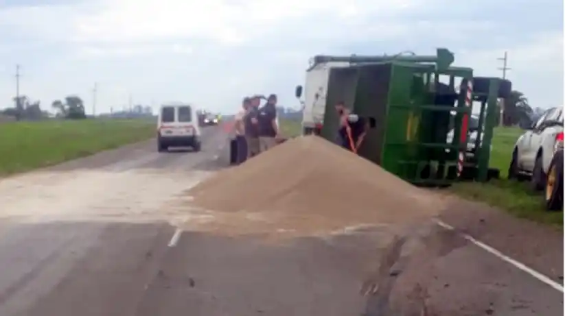 Volcó una tolva con combustible en la Ruta 20: hay una sola mano de circulación