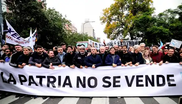 CGT y CTA marchan contra la ley bases, junto a ministros bonaerenses: Kicillof se sumaría