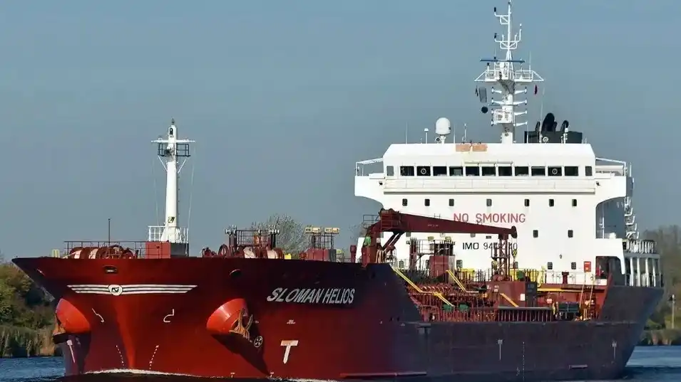 El buque Helios llevaba nafta y diesel en su carga.