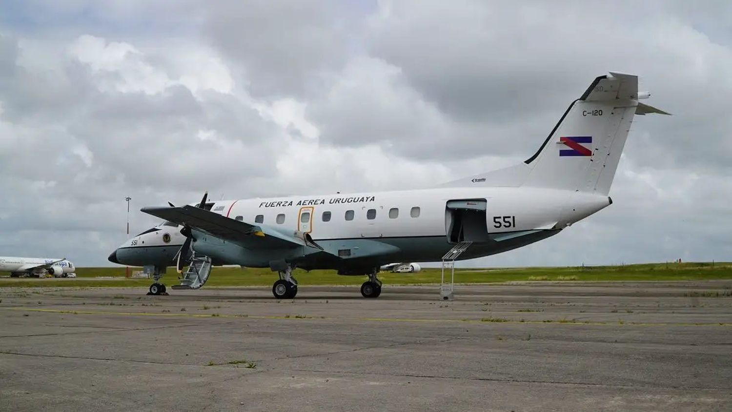 La Fuerza Aérea Uruguaya recibió un nuevo Embraer C-120 Brasilia