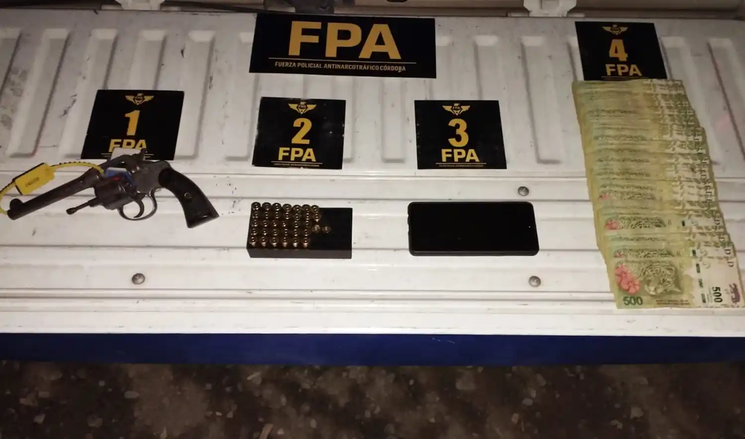 Entre los elementos secuestrados, un revólver