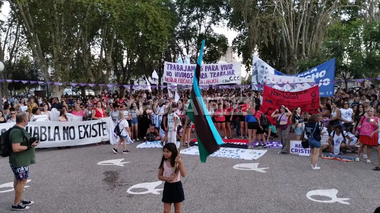 Las mujeres volvieron a tomar las calles en un nuevo #8M: “Si nuestra vida no vale, sigan produciendo sin nosotras”