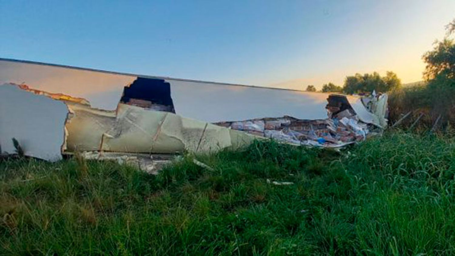 Se le estalló un neumático y volcó: impactante accidente de un camionero en Entre Ríos