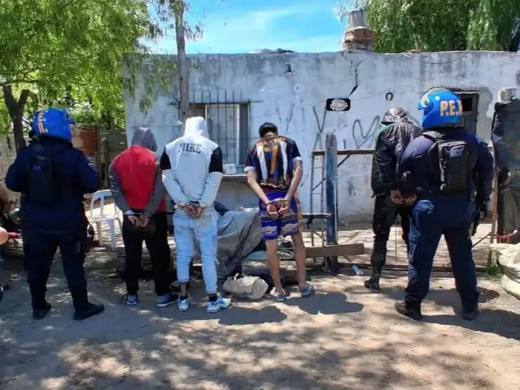 Apedreó a la policía y terminó desencadenando un allanamiento: se encontraron motos robadas, armas y drogas