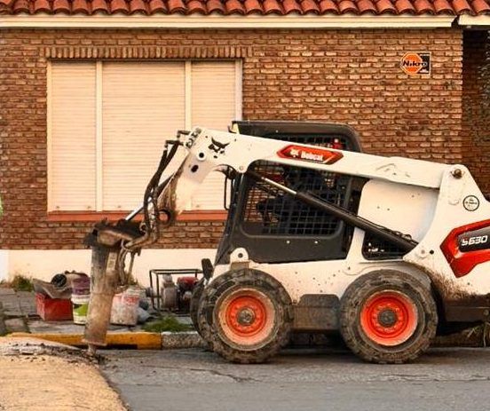 Reparan pérdida de agua en la esquina de Sarmiento e Istilart
