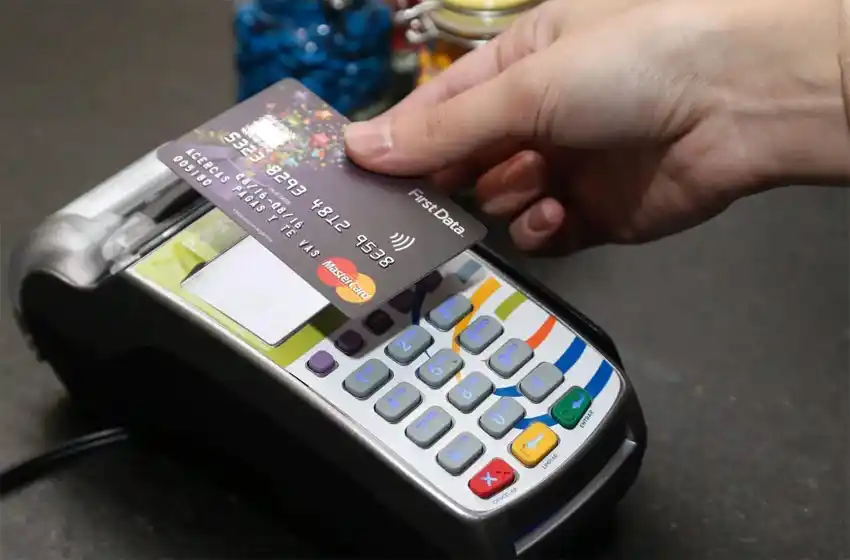 Consumidores no llegan a fin de mes y crece el endeudamiento con tarjetas de crédito