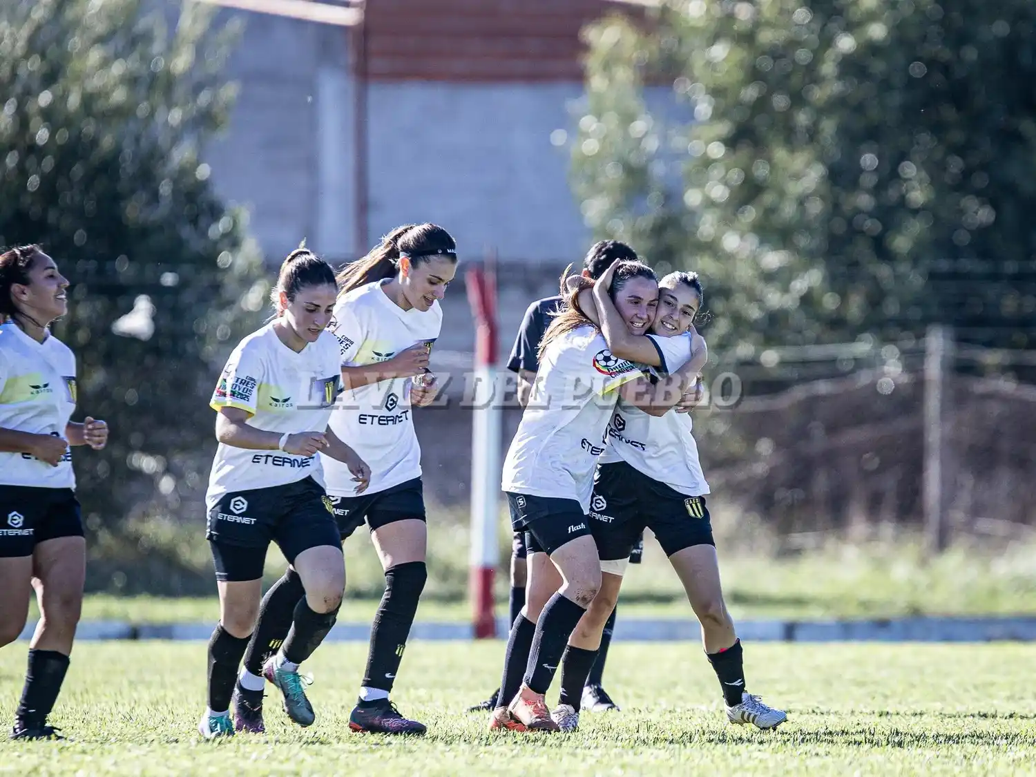 El festejo de las Decanas en el triunfo ante Huracán por la Copa Tres Arroyos
