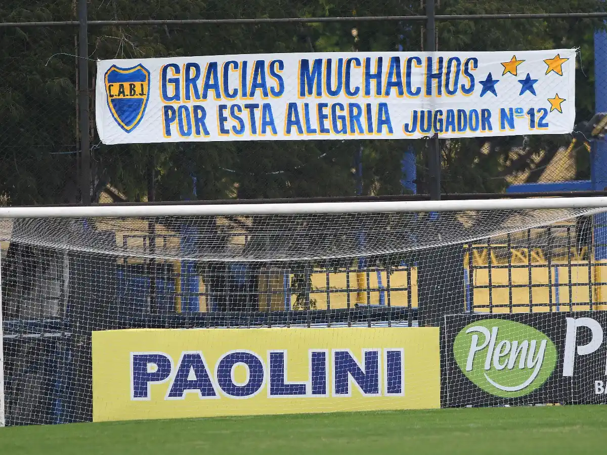 La barra "xeneize" colgó una bandera de felicitación al plantel en Casa Amarilla
