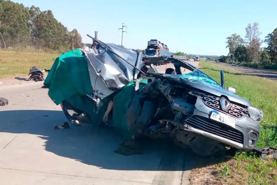Trágico accidente: un hombre murió tras el choque entre un auto y un camión