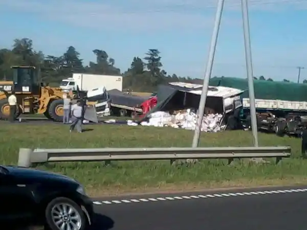Choque de camiones en Ruta 9 altura Baradero 