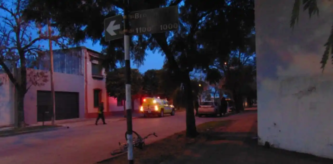 La bicicleta quedó apoyada contra el cordón de la vereda.
