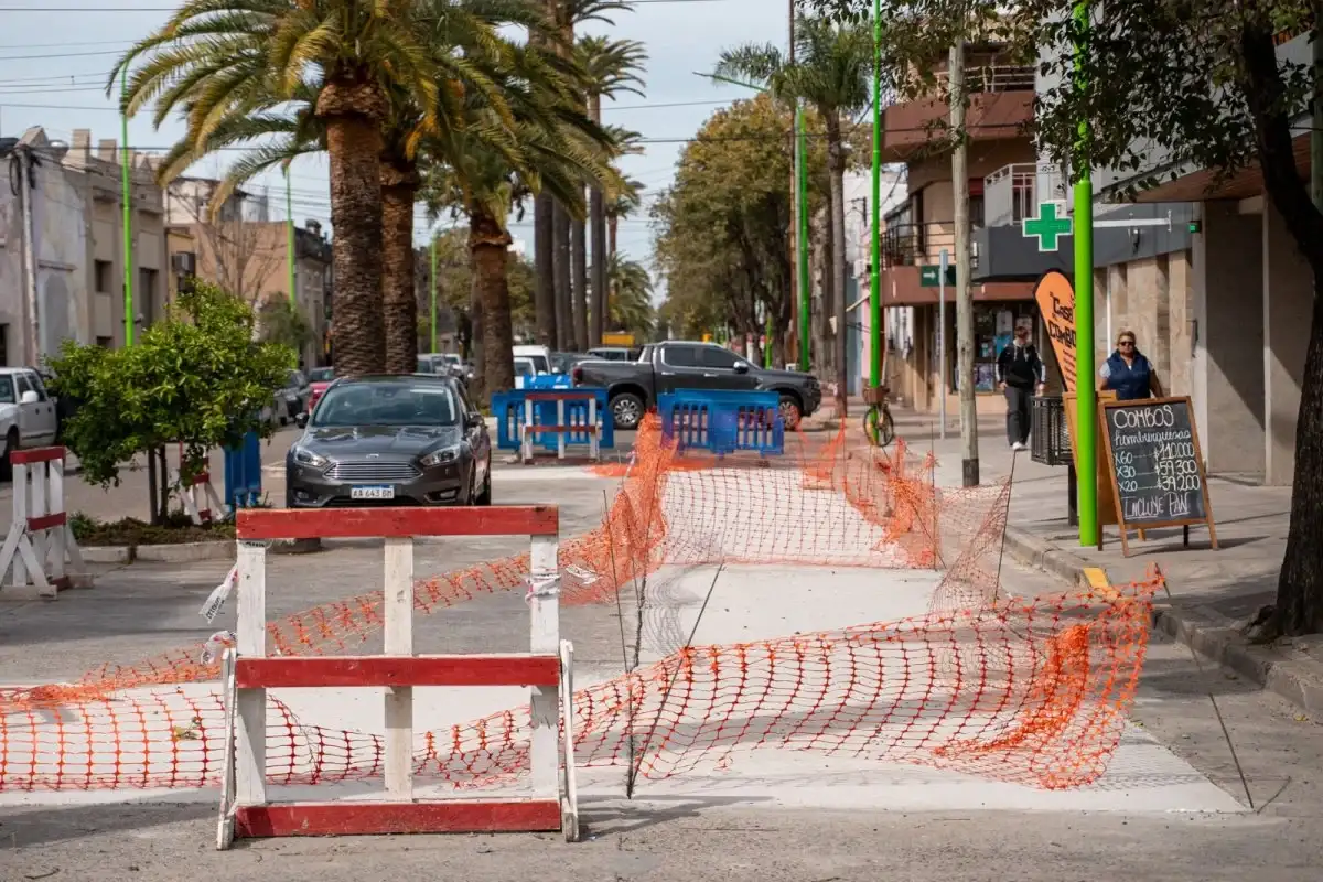 El bacheo de una de las manos de Primera Junta, entre Ituzaingó y Urquiza, encara su etapa final
