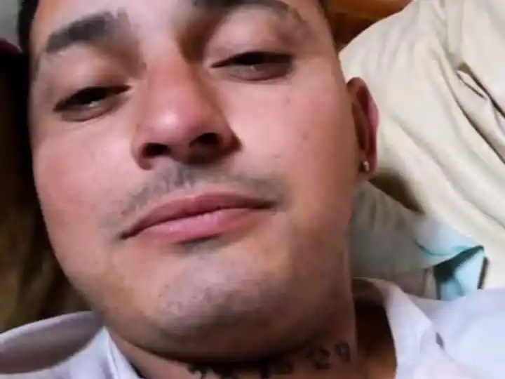 Es de contextura media, 1.55 metros, tez trigueña, ojos marrones, cabello negro y corto, y tiene tatuajes en cuello, espalda y brazo.