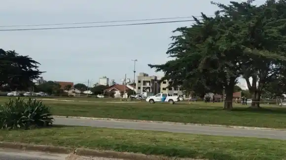 Una camioneta se subió a una plaza en Miramar y atropelló a 2 mujeres que tomaban mate: una murió y el conductor también