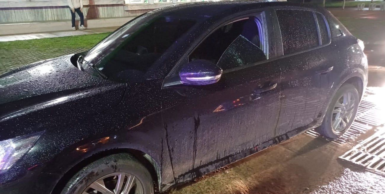 EL Peugeot 208 baleado donde iba el jefe ds l barra de "La Bomba"". Foto: El Litoral