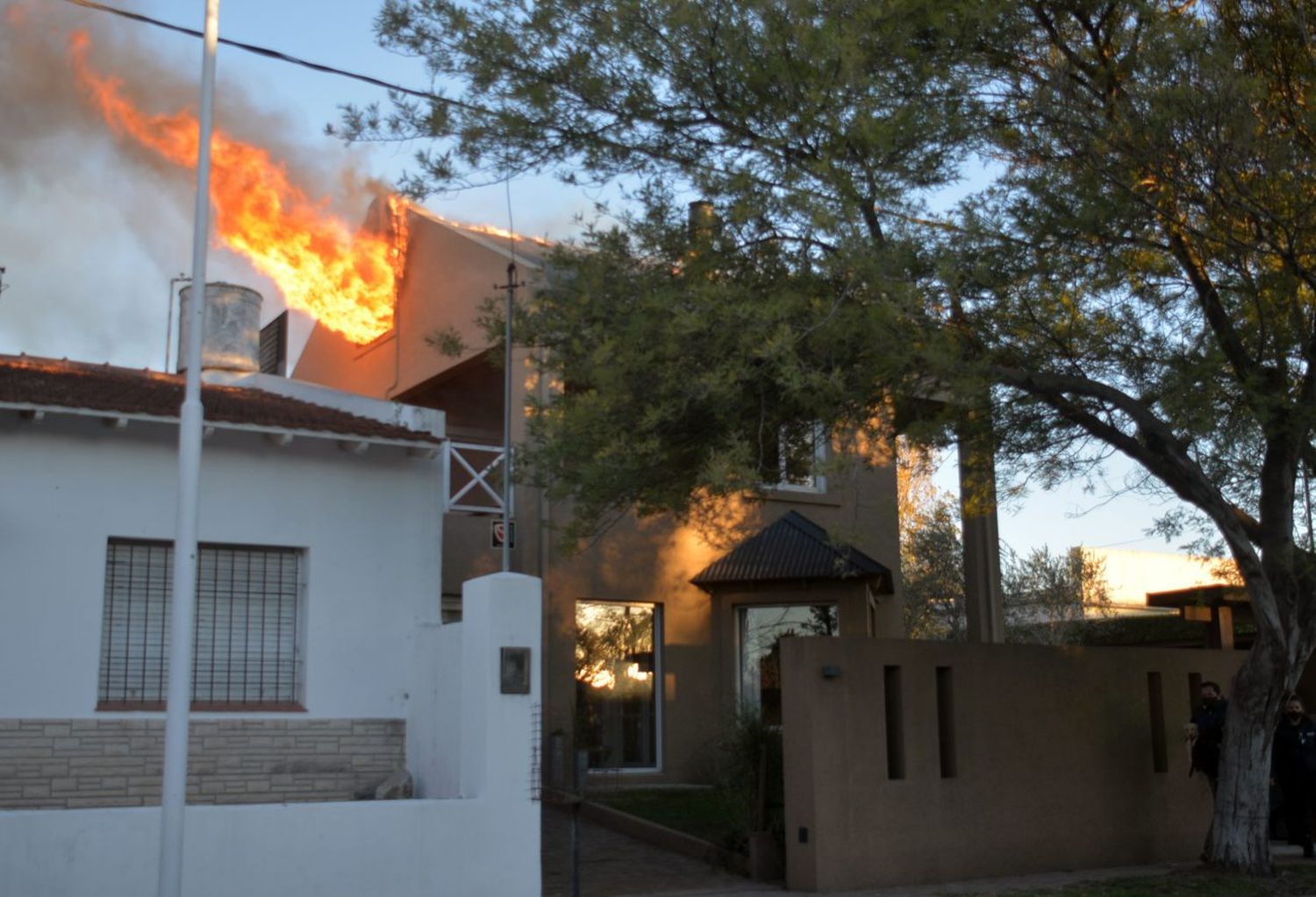 En Roser al 1400, una vivienda sufrió pérdida total de su planta alta tras un incendio