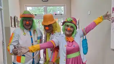 La magia de la nariz naranja: los payamédicos y el arte de sanar con alegría