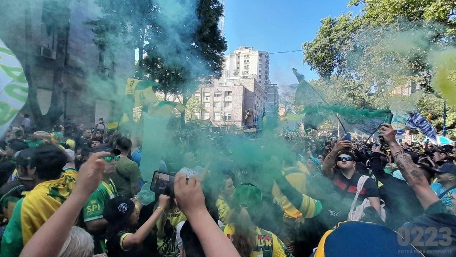 Los hinchas congregados desde las 16.00 para recibir a su equipo. FOTO: 0223.