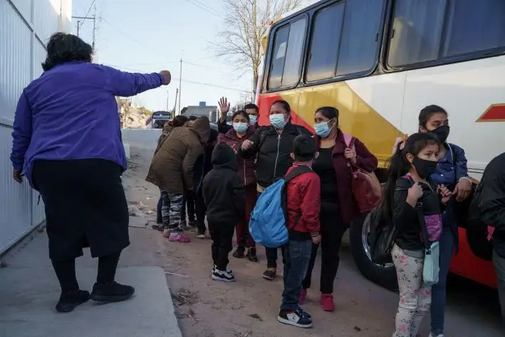 Migrantes detenidos en frontera con Estados Unidos