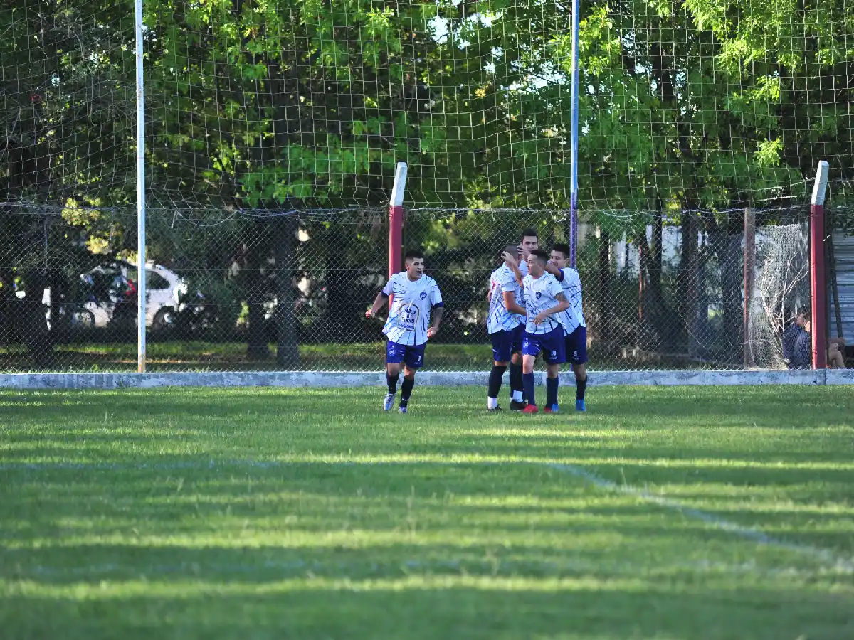 Antártida goleó y festejó