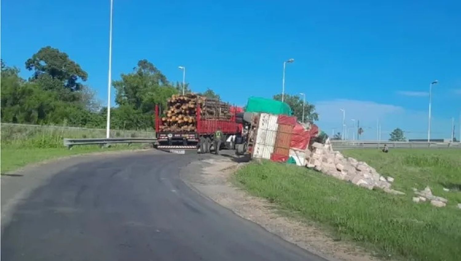 Volcó un camión en el acceso a Concepción del Uruguay