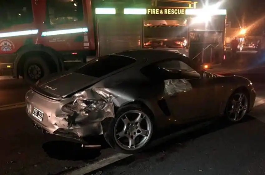 Chocó su Porsche tras circular a alta velocidad