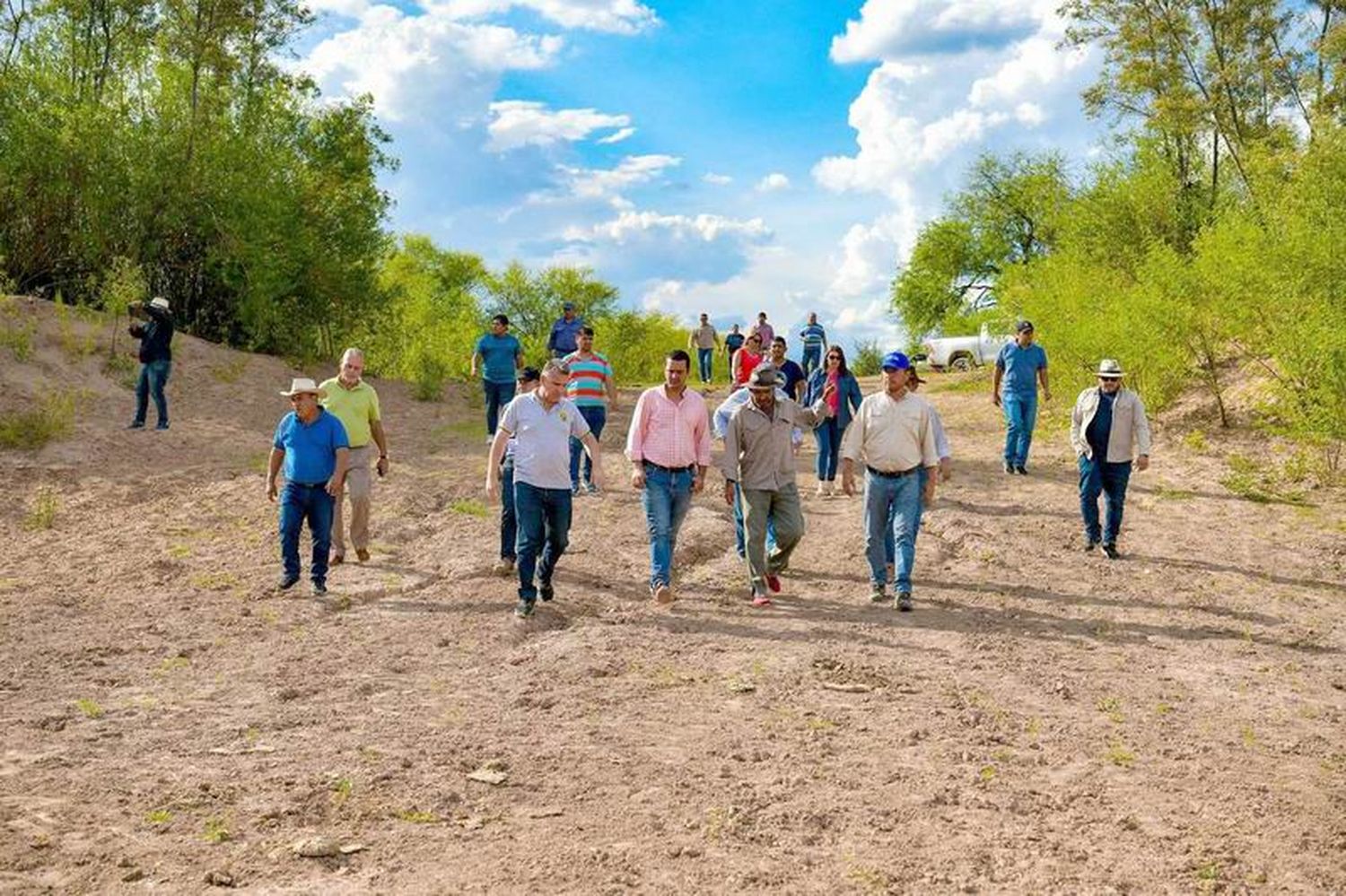 Solís visitó comunidades de 
Bajo Hondo, Lamadrid y La Zanja