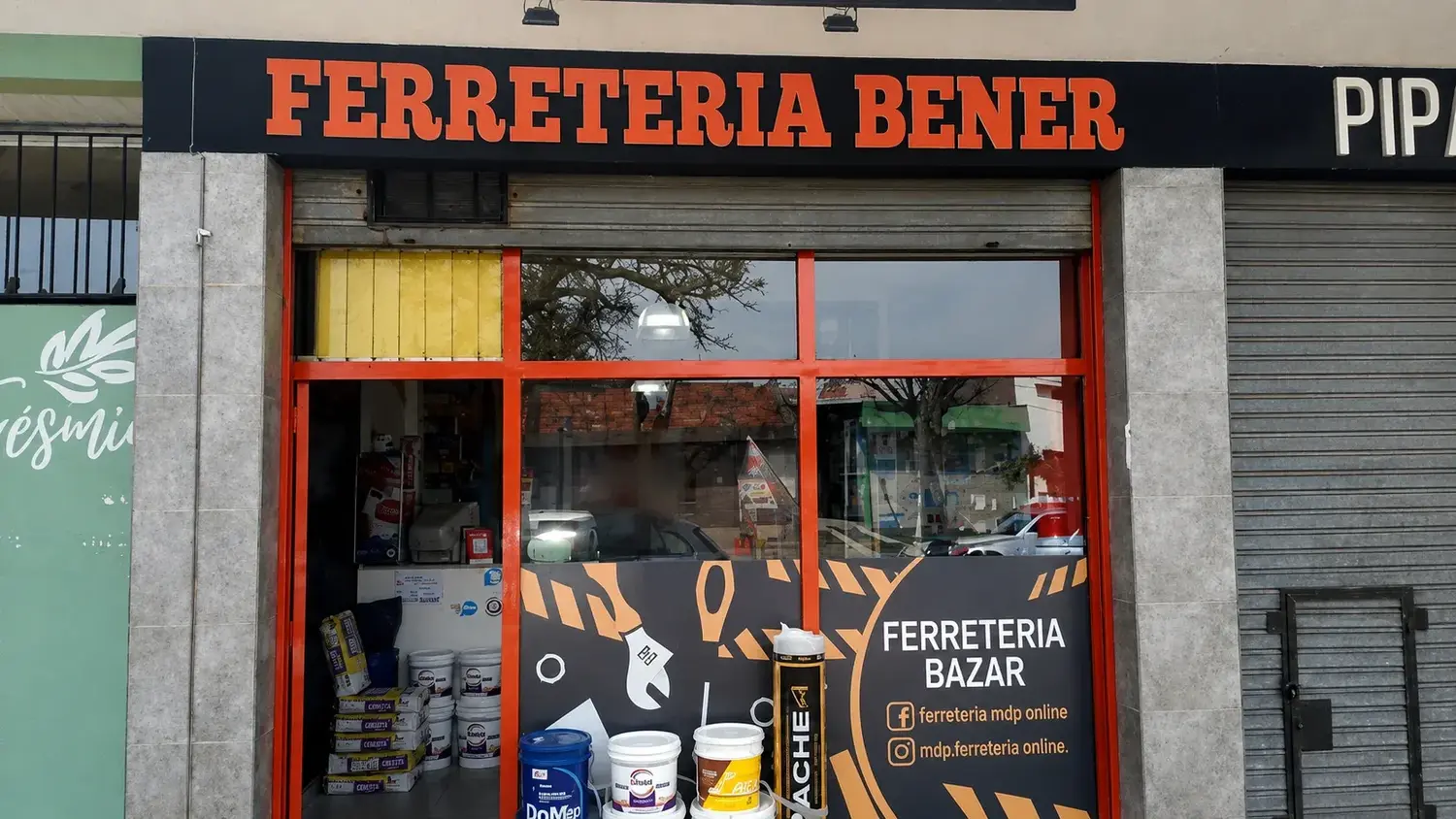 Concentración y pedido de justicia frente al comercio donde fue asaltado y asesinado el ferretero Ricardo Raúl Ruiz