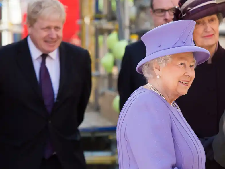 La reina Isabel II, en un aprieto protocolario con Boris Johnson
