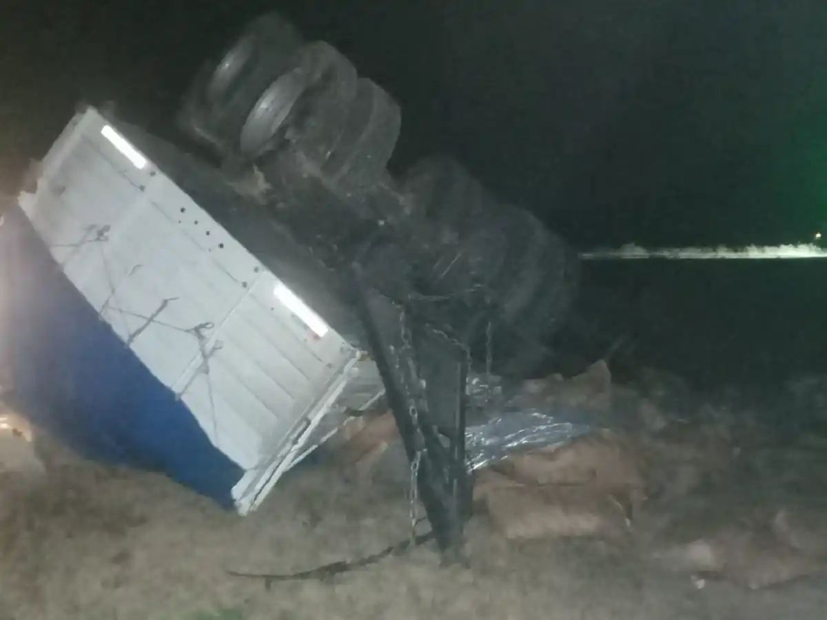 La Francia: vuelco de un camión con acoplado