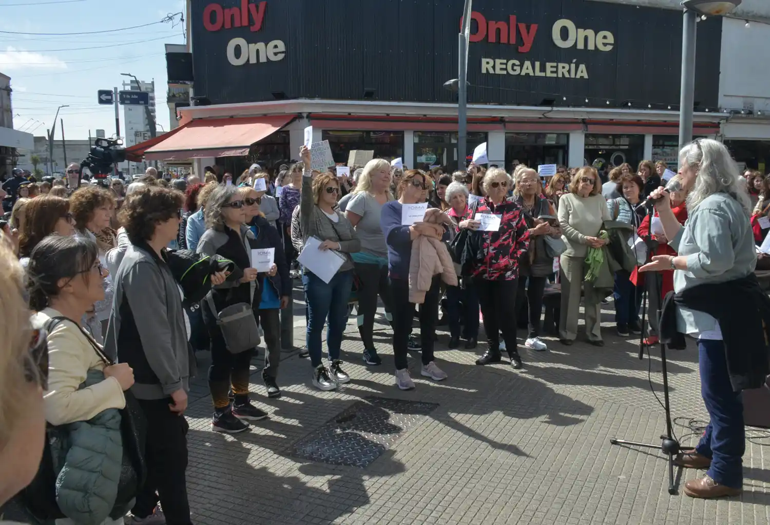 Afiliados de IOMA volvieron a protestar por la suspensión de la cobertura