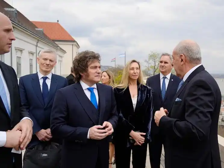 Milei acusó de "pichón de tirano" a Pedro Sánchez y expresó su apoyo a Orban