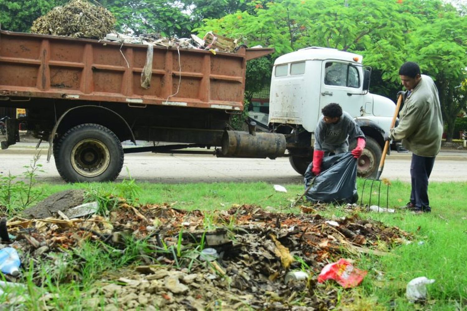 Siguen de los operativos de eliminación de microbasurales