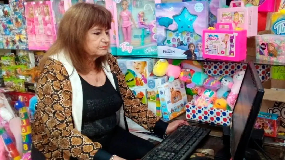 En plena tarea. De solicitar un pedido de mercaderías, a través de la computadora del negocio