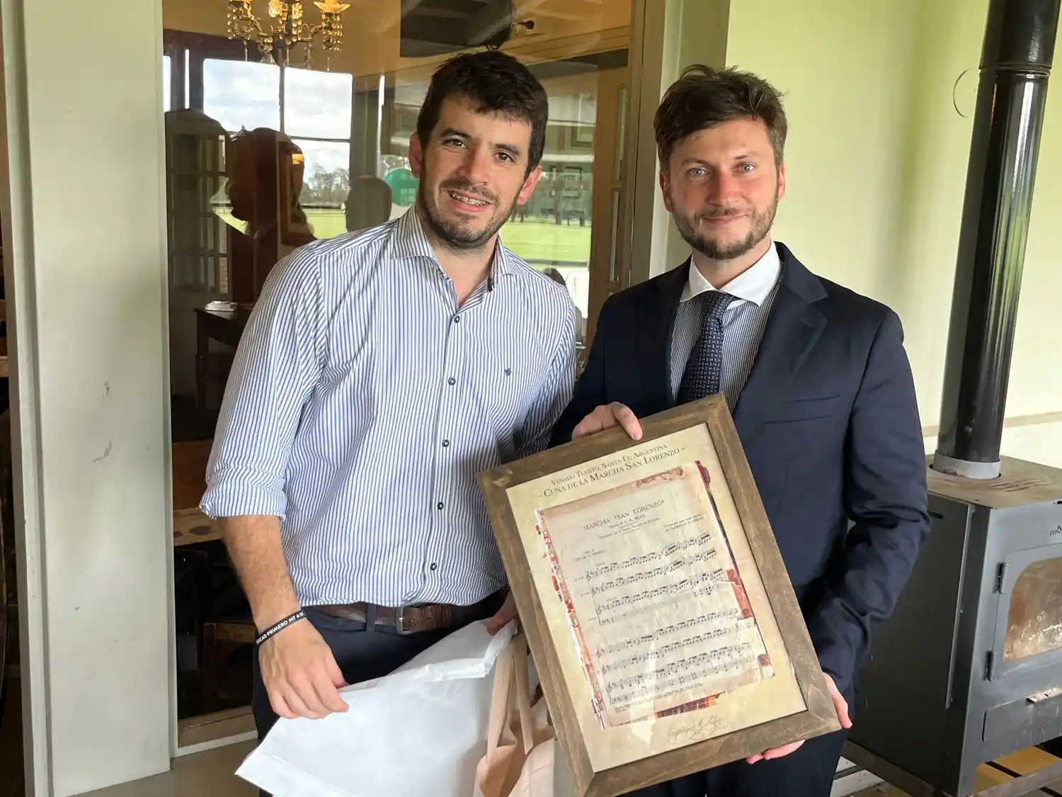 El intendente junto al cónsul.