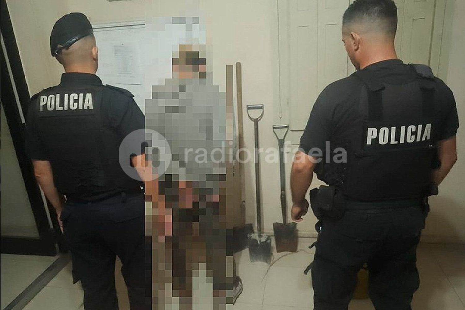 Un delincuente robó palas, el vecino lo vio y lo detuvo hasta que llegó la Policía