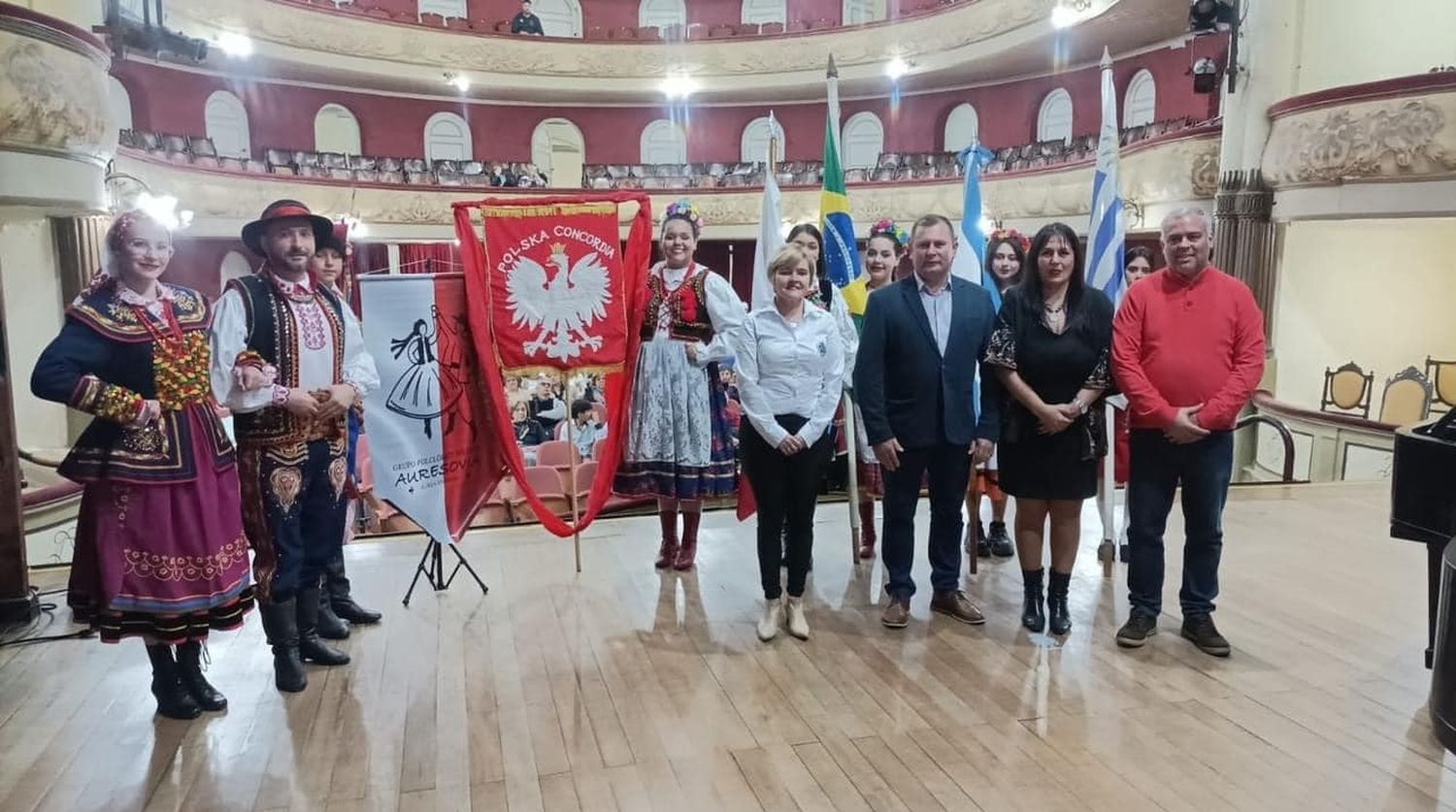 Polska Concordia celebró sus 10 años de vida junto a la gran familia polaca en el Teatro Larrañaga