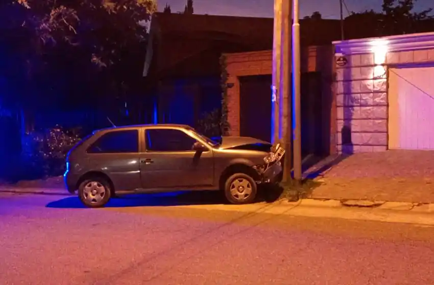 Perdió el control del auto y chocó contra un poste en Los Troncos