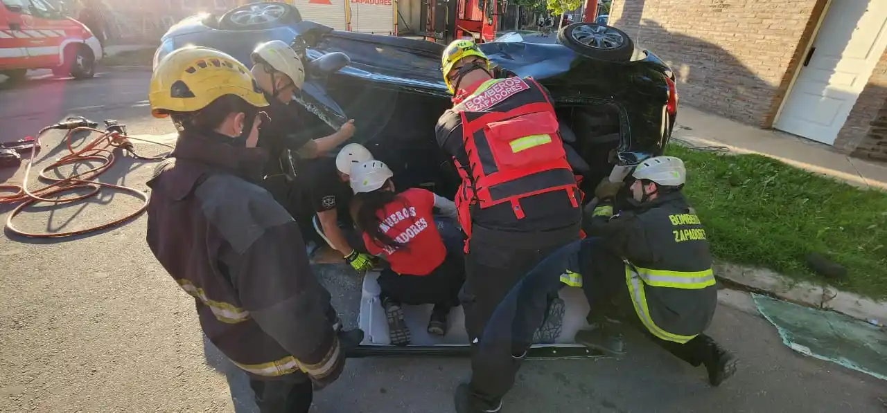 Fuerte choque con vuelco en zona sur.
