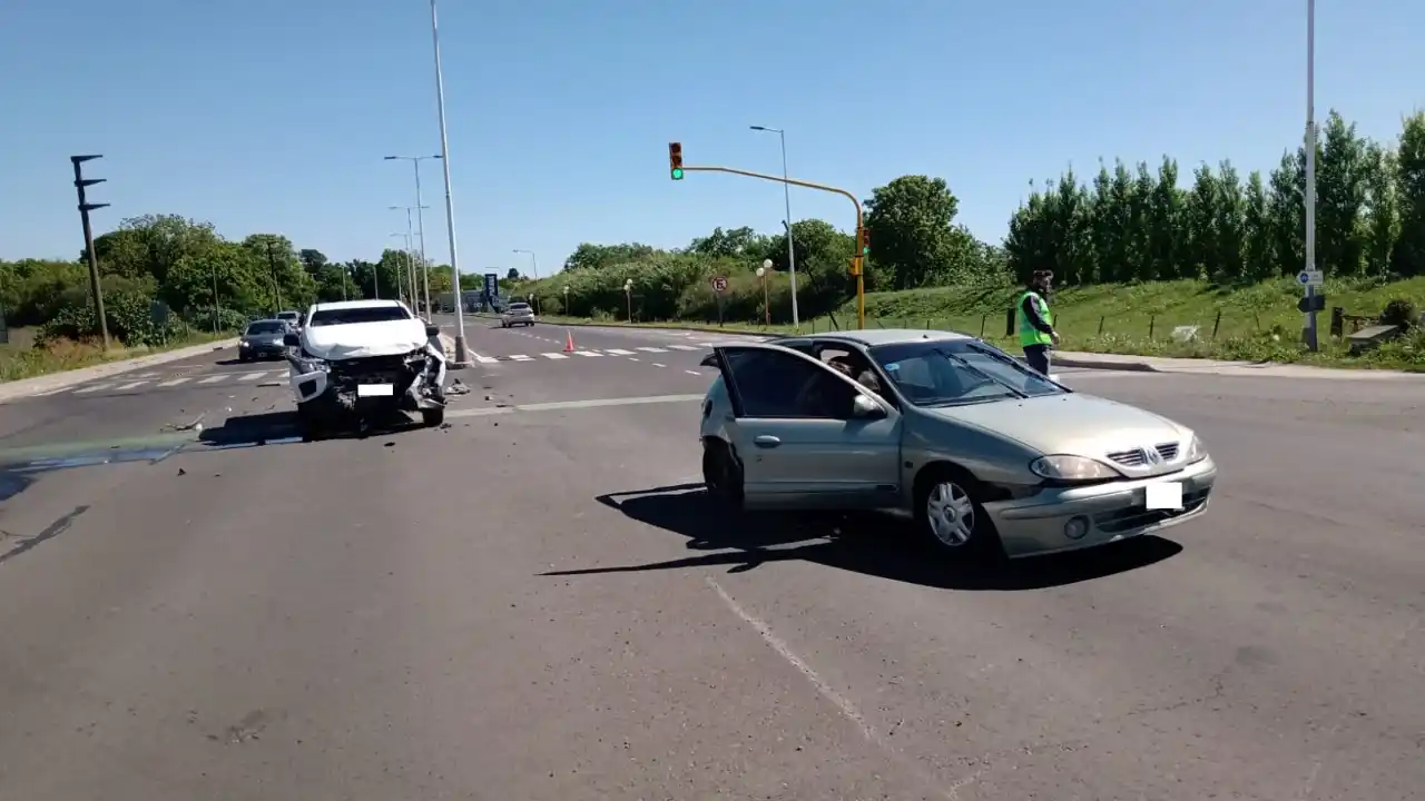 Esperaba que el semáforo dé verde cuando su vehículo fue impactado desde atrás