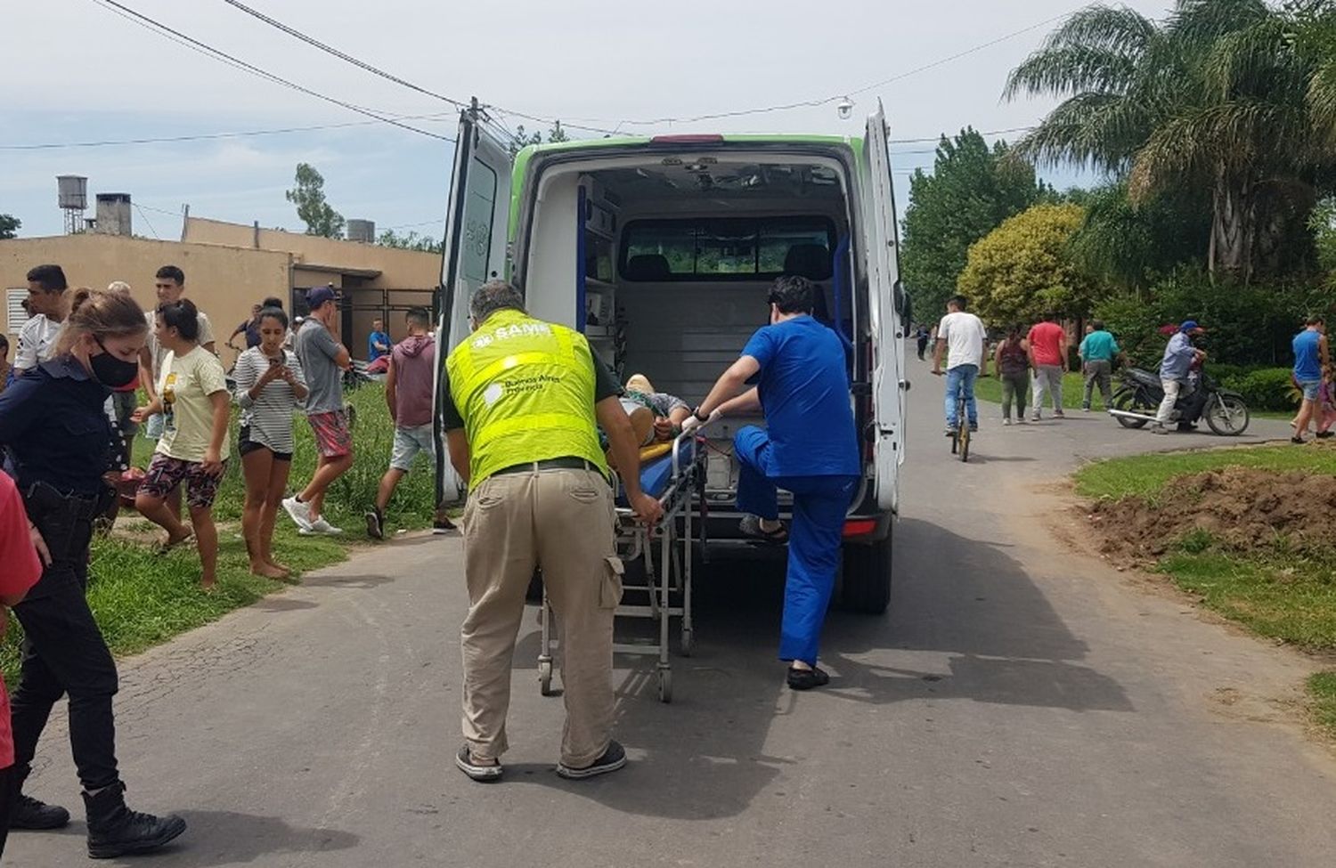 Un motocilista en grave estado al colisionar contra un auto
