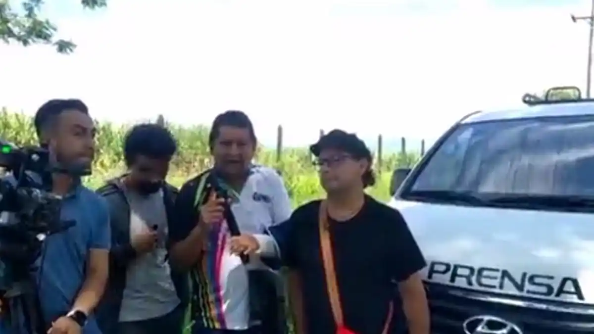 AMENAZAN CON UNA GRANADA a equipo de periodistas en Colombia
