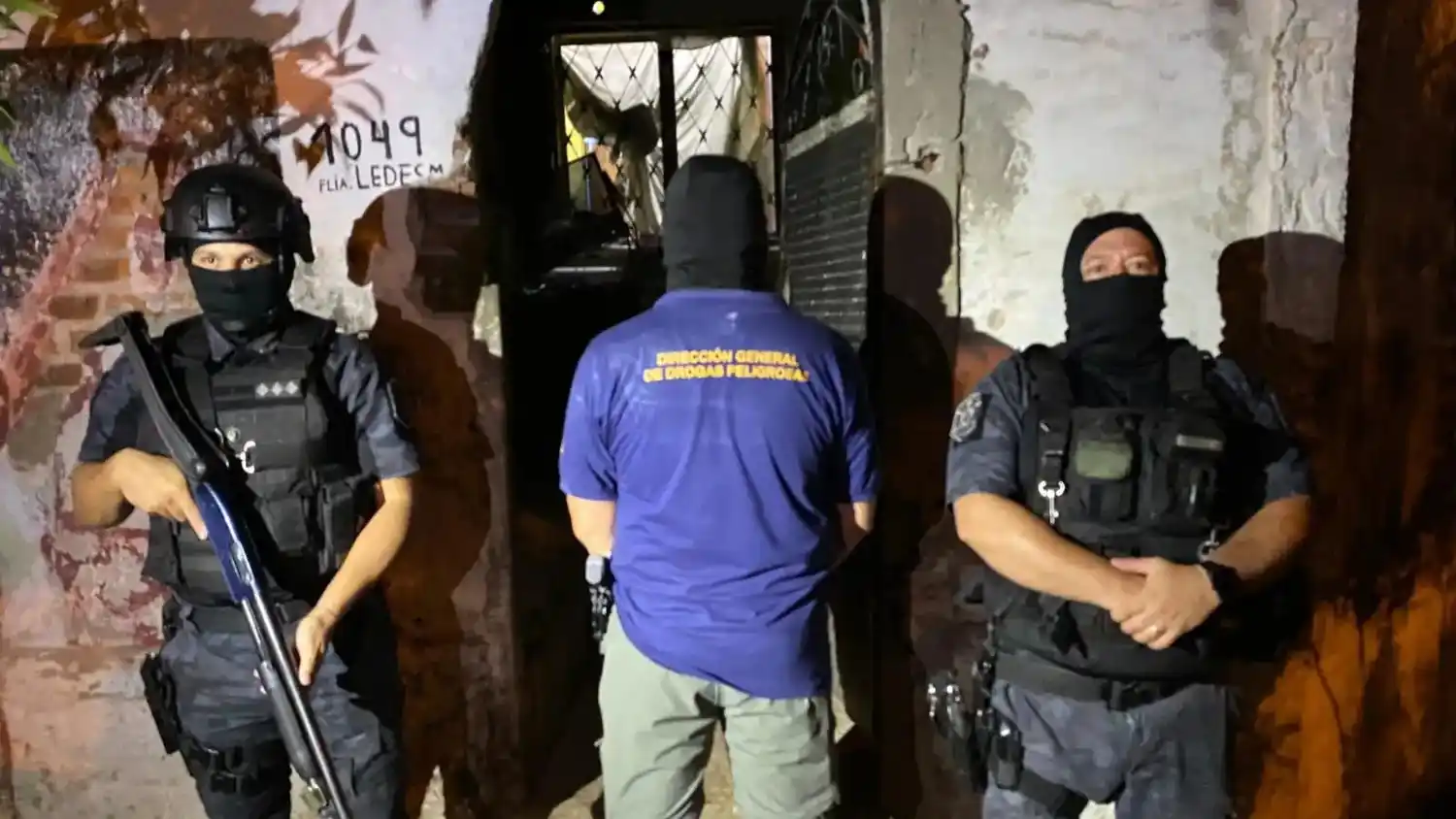 En un megaoperativo antidrogas, encontraron cocaína, celulares, dinero y dos cráneos: hay 16 detenidos