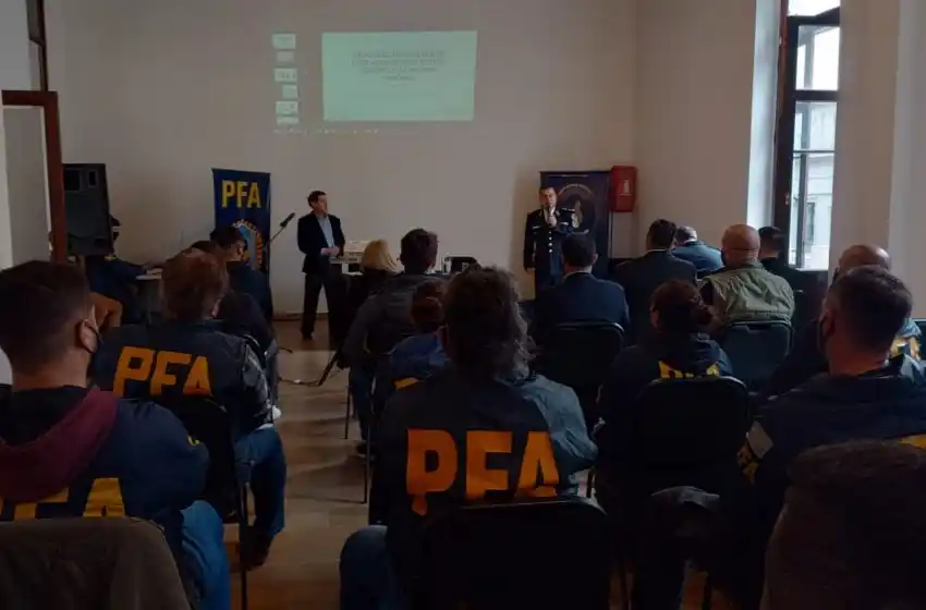 La Policía Federal realizó una jornada de capacitación sobre "Grooming"