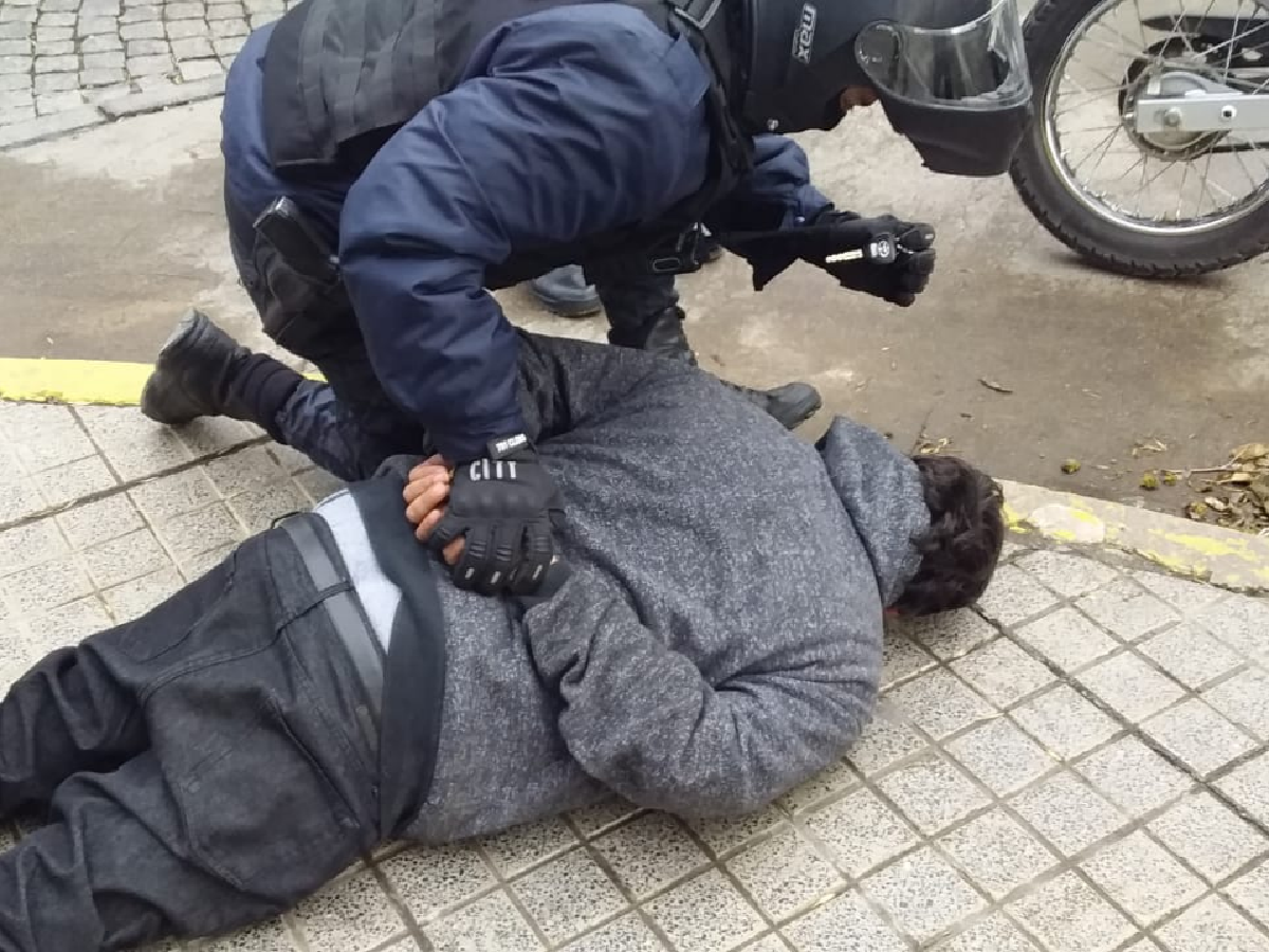 Se dio cuenta del engaño, evitó el cuento del tío y detuvieron a dos personas