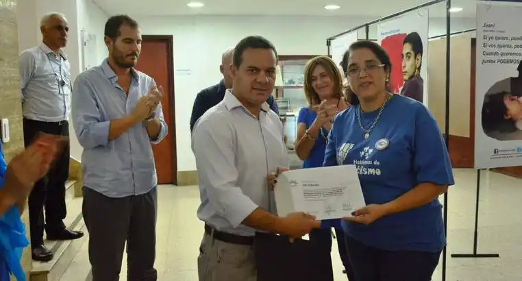 Inauguran muestra fotográfica sobre autismo en el hall del Concejo Municipal