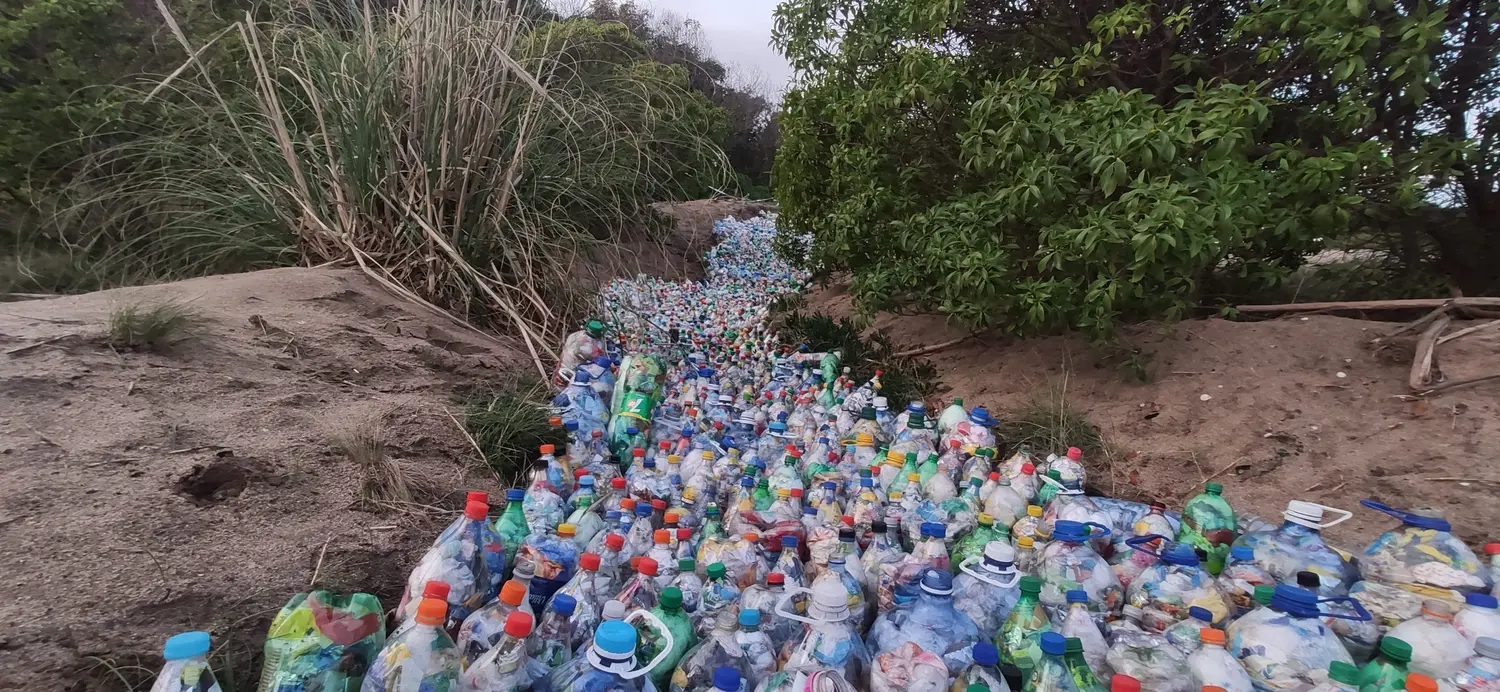 Más de 7.500 botellas plásticas y de vidrio ya forman parte de lo que será el “pump track”