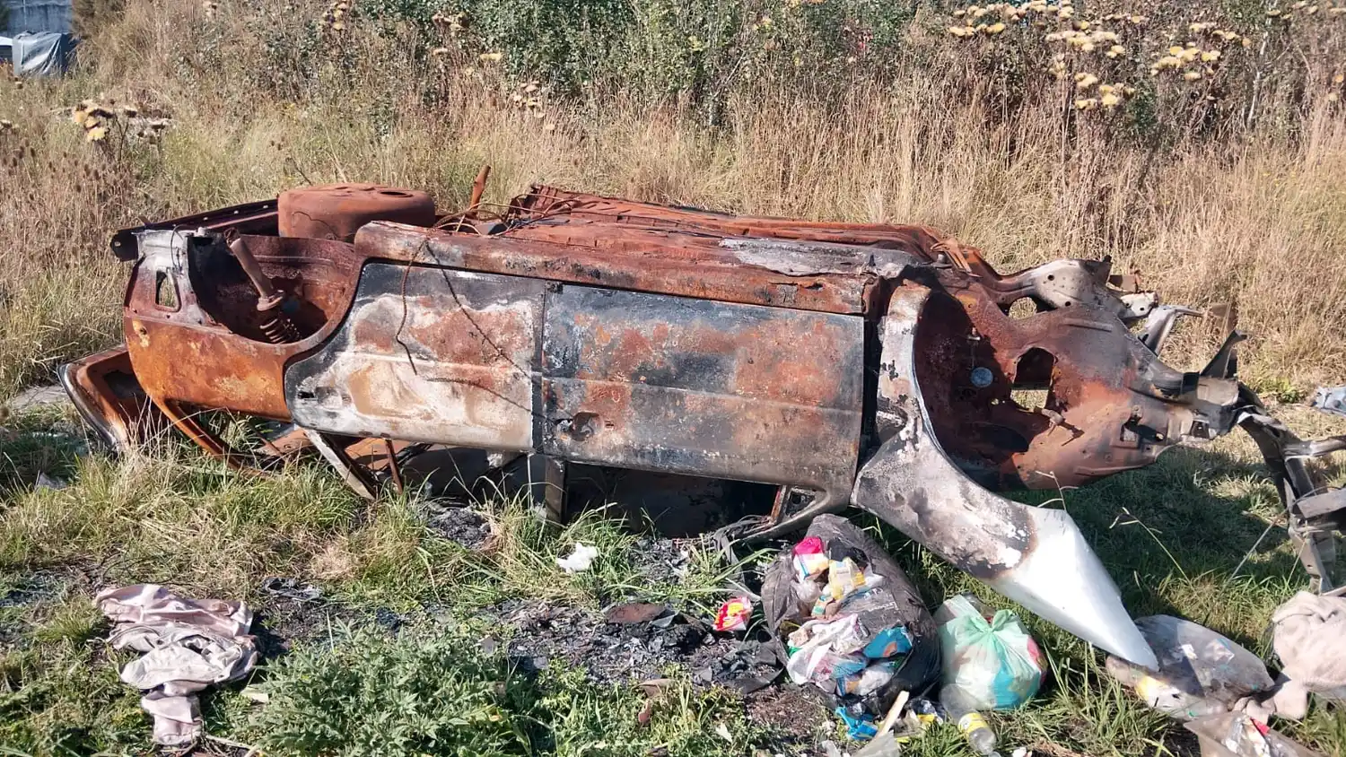 En un terreno cercano a dos de los domicilios allanados los efectivos encontraron siete vehículos completamente quemados