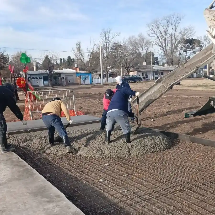 La cuadrilla municipal en plena tarea.